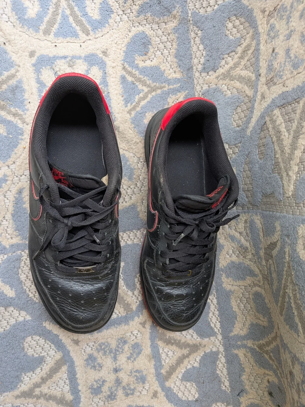 Nike Air Men's Black and Red Low-Top Sneakers